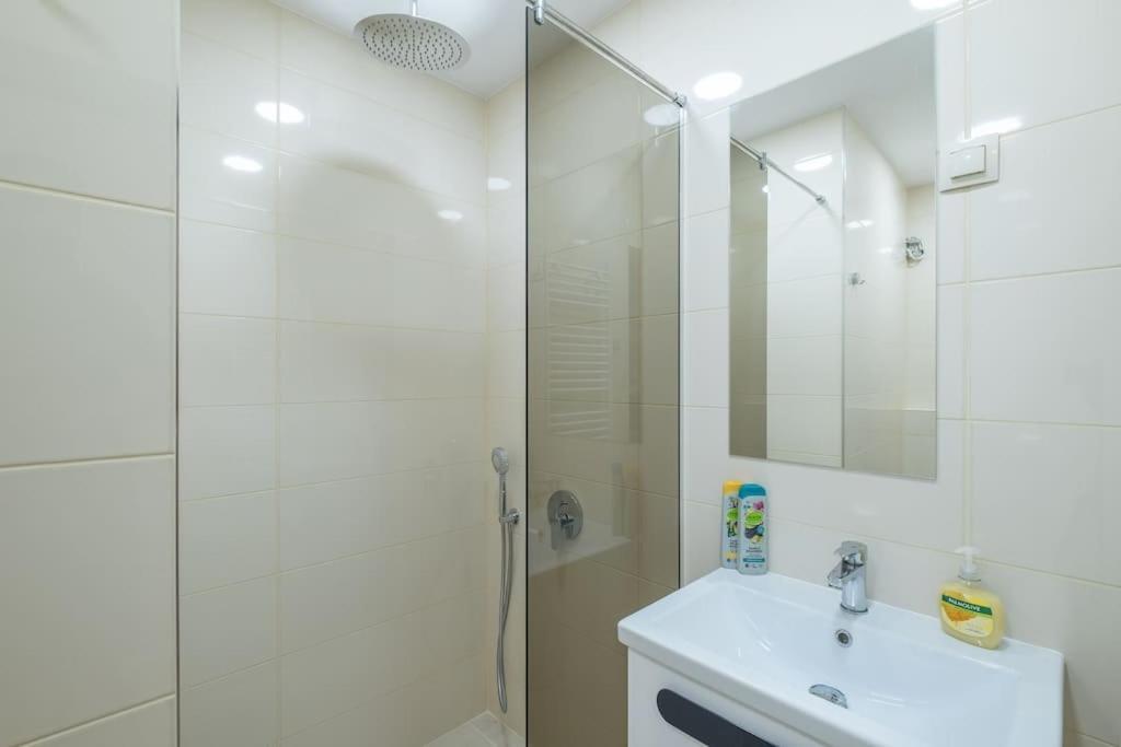 Top Location, Brand New 3 Bdrm Apt & Free Parking Sofia Eksteriør billede
