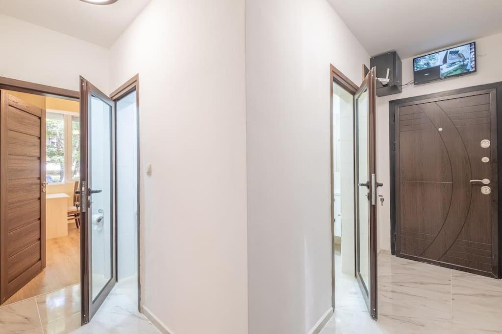 Top Location, Brand New 3 Bdrm Apt & Free Parking Sofia Eksteriør billede