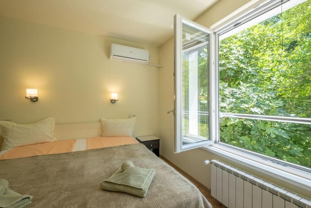 Top Location, Brand New 3 Bdrm Apt & Free Parking Sofia Eksteriør billede