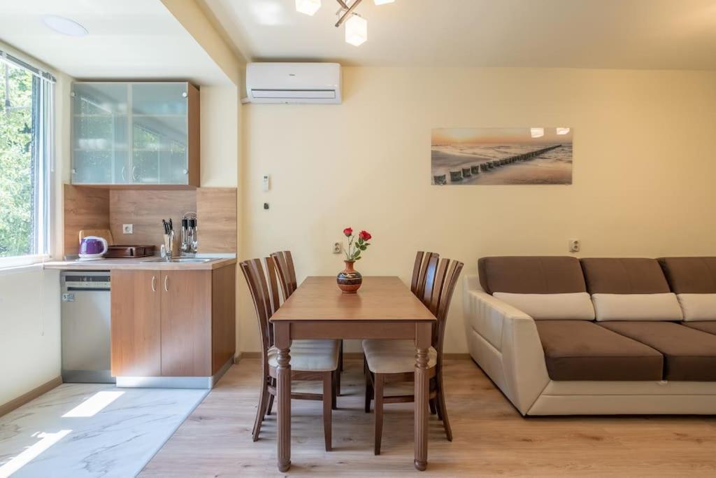 Top Location, Brand New 3 Bdrm Apt & Free Parking Sofia Eksteriør billede