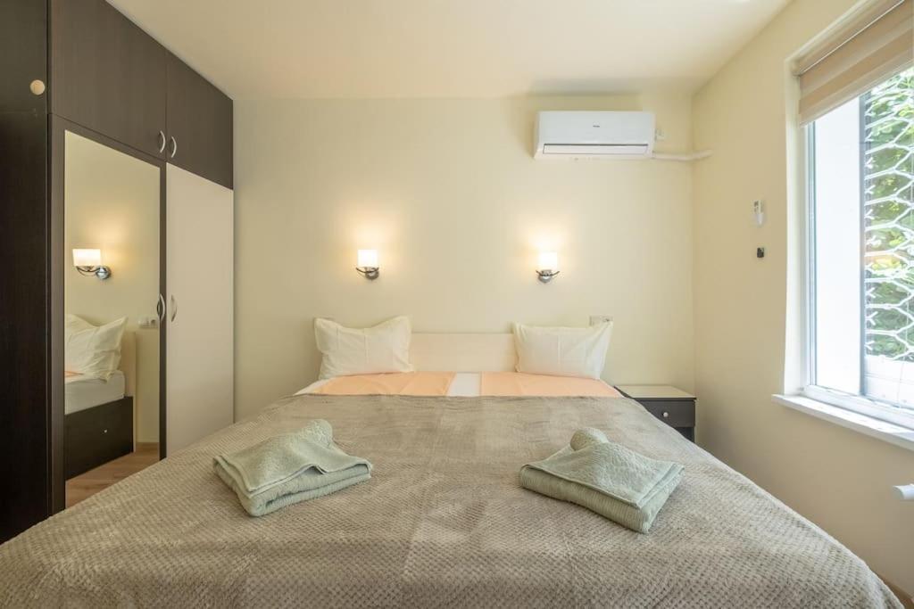 Top Location, Brand New 3 Bdrm Apt & Free Parking Sofia Eksteriør billede